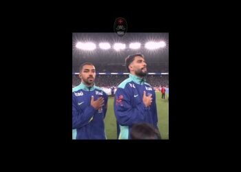 Jogadores do Vasco durante o hino no estádio.