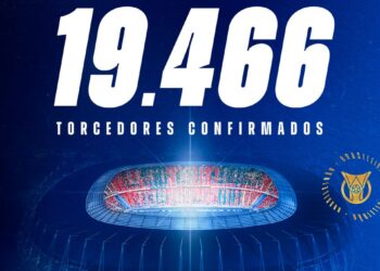 Torcedores comemorando estádio do Vasco.