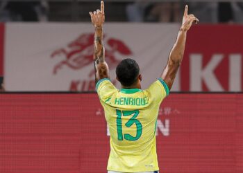 P. Henrique comemorando gol com os joelhos no chão.