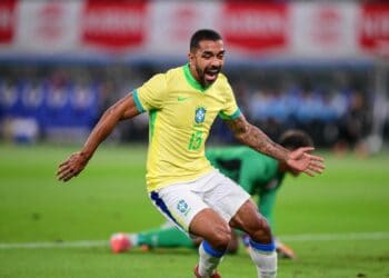 Fotografia de jogador do Brasil comemorando gol em campo.