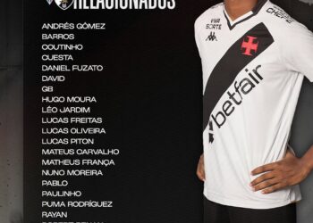 Jogador do Vasco com uniforme branco e detalhes pretos.