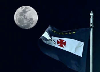 Filename: bandeira do vasco com lua cheia ao fundo.jpg.