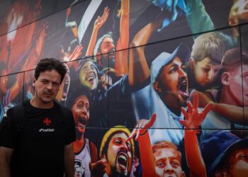 Vasco torcida comemorando vitória em mural colorido.