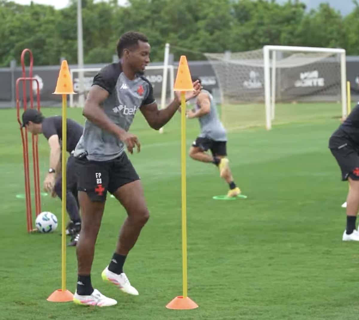 Treinamento de jogadores do Vasco com cones na grama.