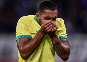 Jogador do Vasco emocionado em campo nos momentos finais.