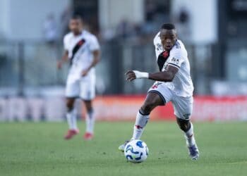 Jogador do Vasco controlando a bola em campo.