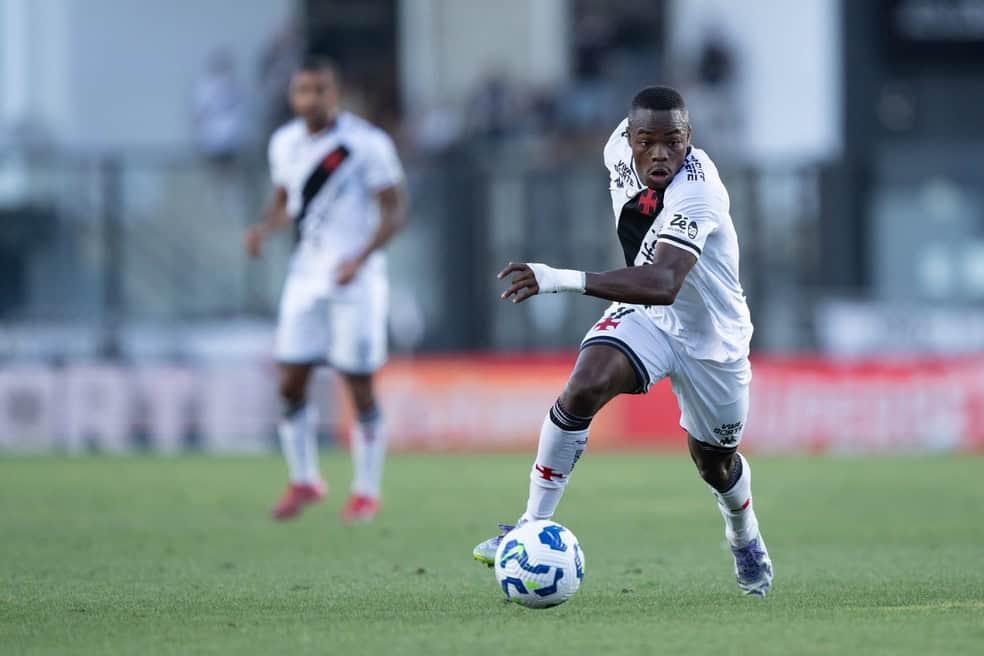 Jogador do Vasco controlando a bola em campo.