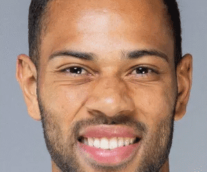 Sorriso de jogador de futebol do Vasco.