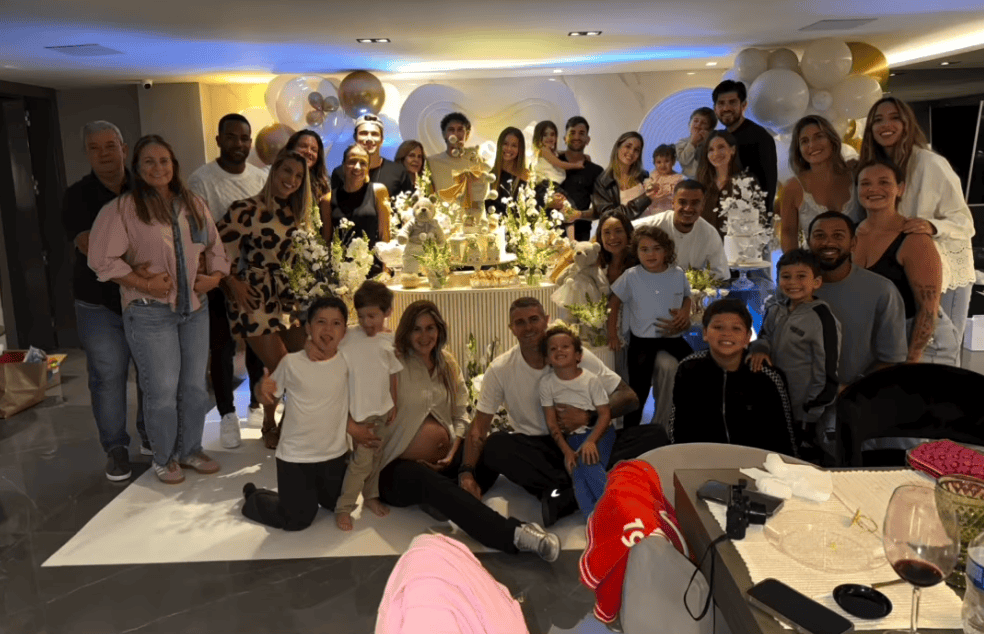 Festa de aniversário com muitas pessoas sorrindo e decoração elegante.