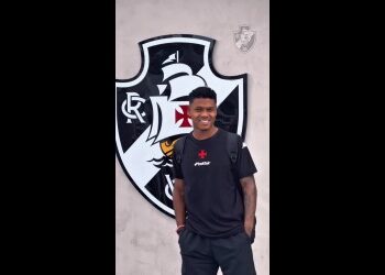 Jovem torcedor na frente do escudo do Vasco.