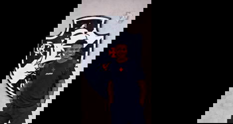 Jovem torcedor na frente do escudo do Vasco.