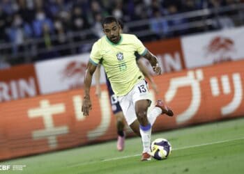 Jogador do Brasil driblando com bola nos pés.