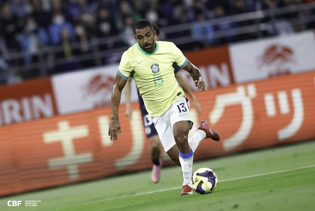 Jogador do Brasil driblando com bola nos pés.