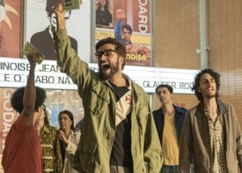 Arquivo de filme com personagens em protesto ou discussão em ambiente público.