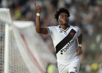 Jogador do Vasco comemorando gol em campo.