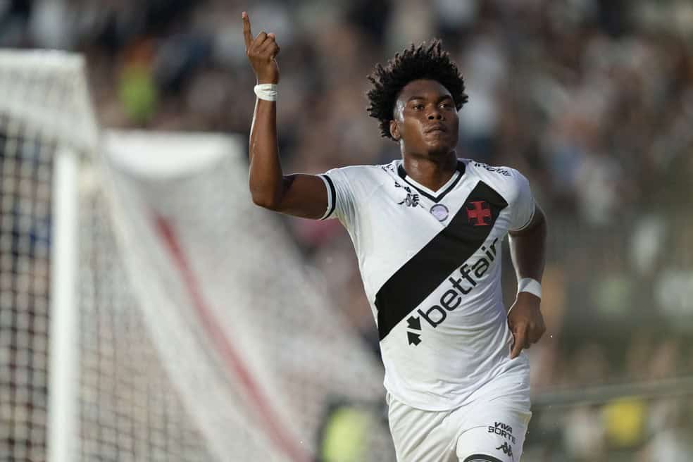 Jogador do Vasco comemorando gol em campo.