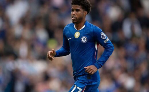 Jogador de futebol do Chelsea, uniforme azul, ação em campo.