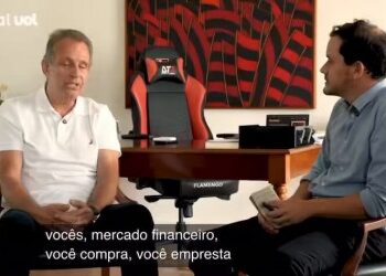 Executivo e entrevistador em reunião de negócios.