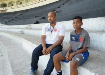Filho e pai treinando no estádio do Vasco da Gama.