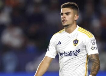 João Cancelo jogador do Los Angeles Galaxy em ação no campo.