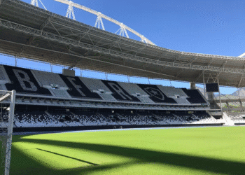 Estádio São Januário com gramado e arquibancadas.
