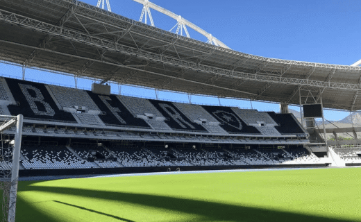 Estádio São Januário com gramado e arquibancadas.
