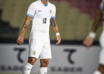 - Jogador do Uruguai em destaque no campo.