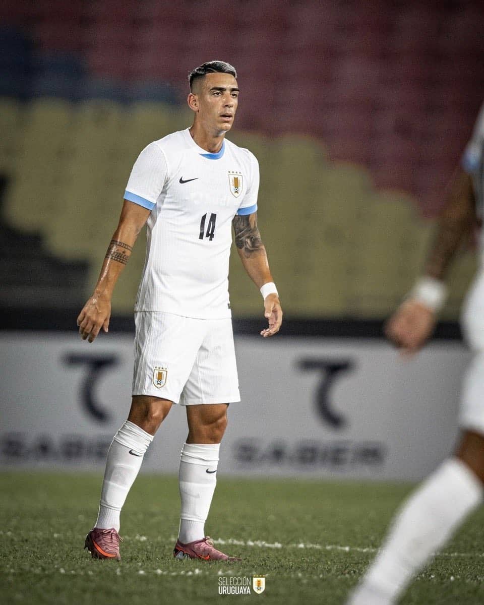 - Jogador do Uruguai em destaque no campo.