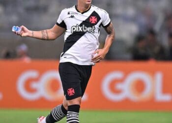 Jogador em campo com uniforme do Vasco da Gama.