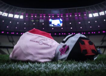 Camisa do Vasco no gramado do estádio.