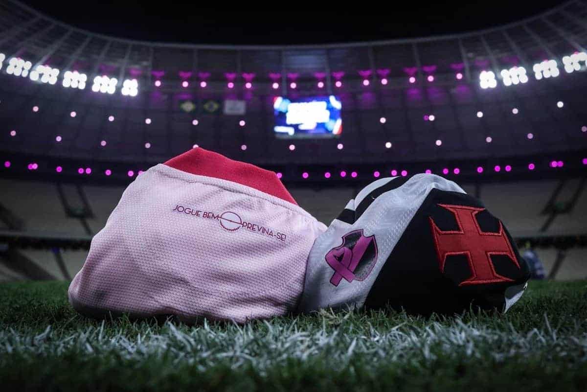 Camisa do Vasco no gramado do estádio.