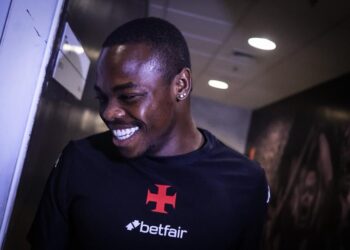Sorriso de jogador do Vasco com uniforme preto.
