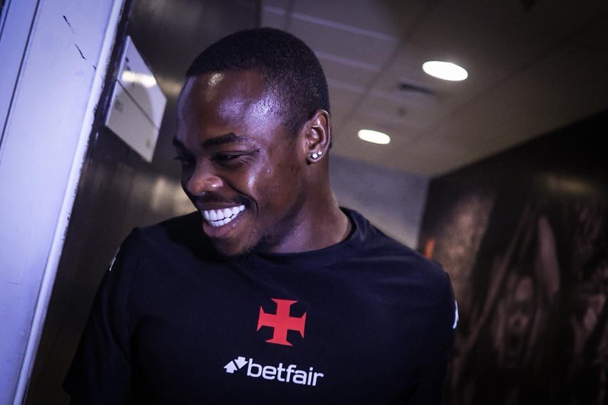 Sorriso de jogador do Vasco com uniforme preto.