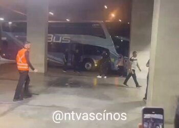 Ônibus danificado em terminais de transporte.