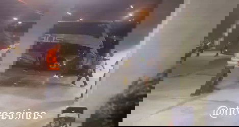 Ônibus danificado em terminais de transporte.