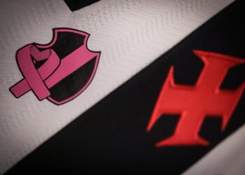 Logo do Vasco com fita rosa de conscientização.