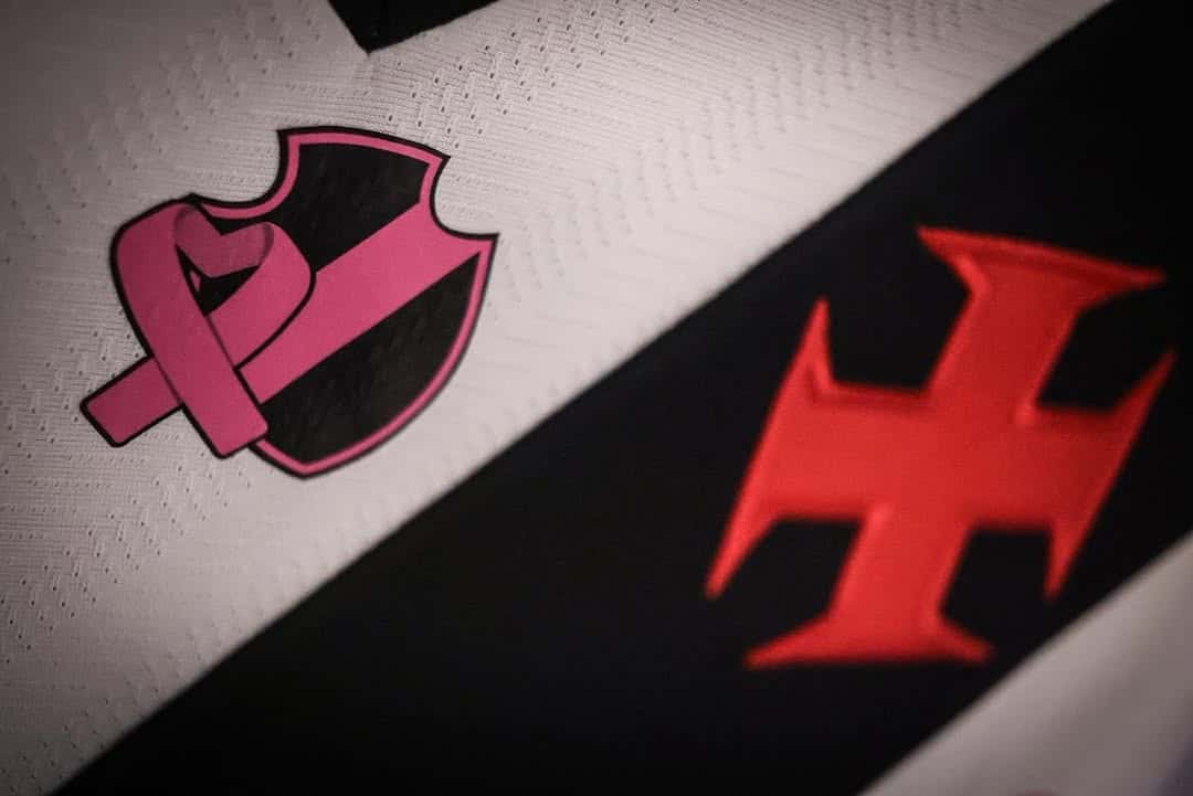 Logo do Vasco com fita rosa de conscientização.