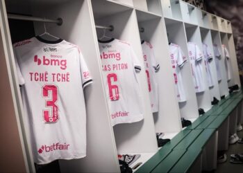 Técnica do vestiário do Vasco, uniformes brancos com detalhes rosa.