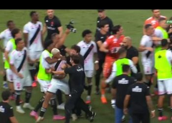 Jogadores do Vasco em campo, disputa acalorada.