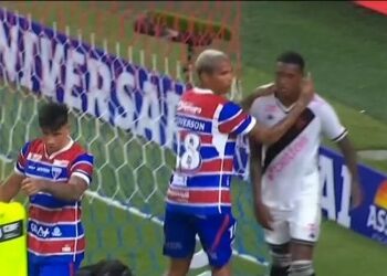 Jogadores do Vasco e adversário se confrontando na área do gol.