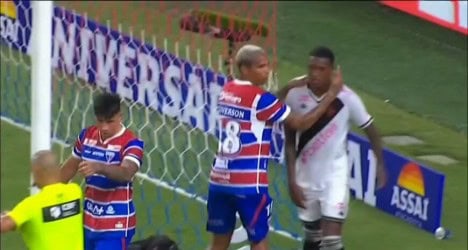 Jogadores do Vasco e adversário se confrontando na área do gol.