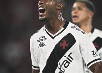 - Jogador do Vasco comemorando gol.