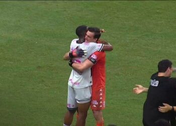 Abraço comemorativo entre jogadores do Vasco.