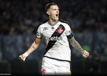 Goleiro do Vasco comemorando jogada.