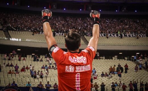 File name: goleiro-do-vasco-defesa-estadio.jpg.