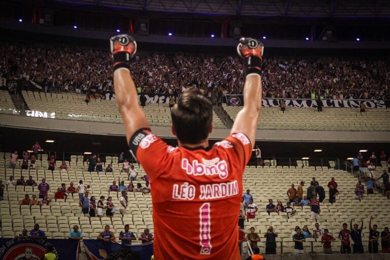 File name: goleiro-do-vasco-defesa-estadio.jpg.