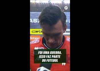 Jogador de futebol em entrevista após jogo.