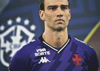 - Jogador do Vasco com uniforme oficial.