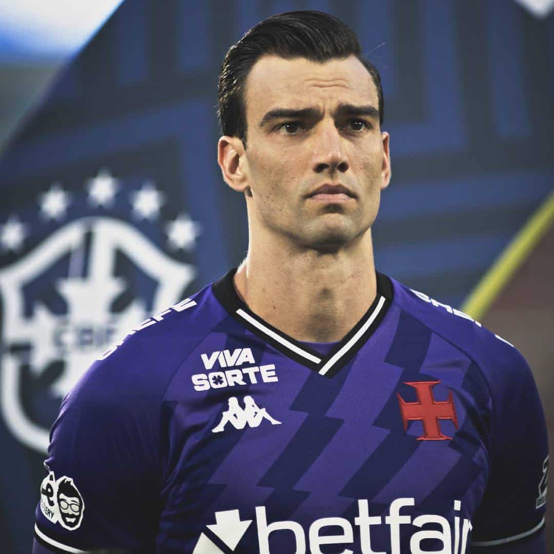 - Jogador do Vasco com uniforme oficial.