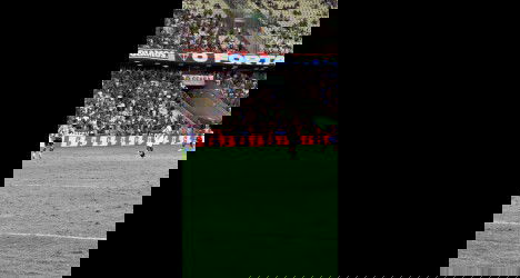 Jogadores em campo durante partida de futebol.